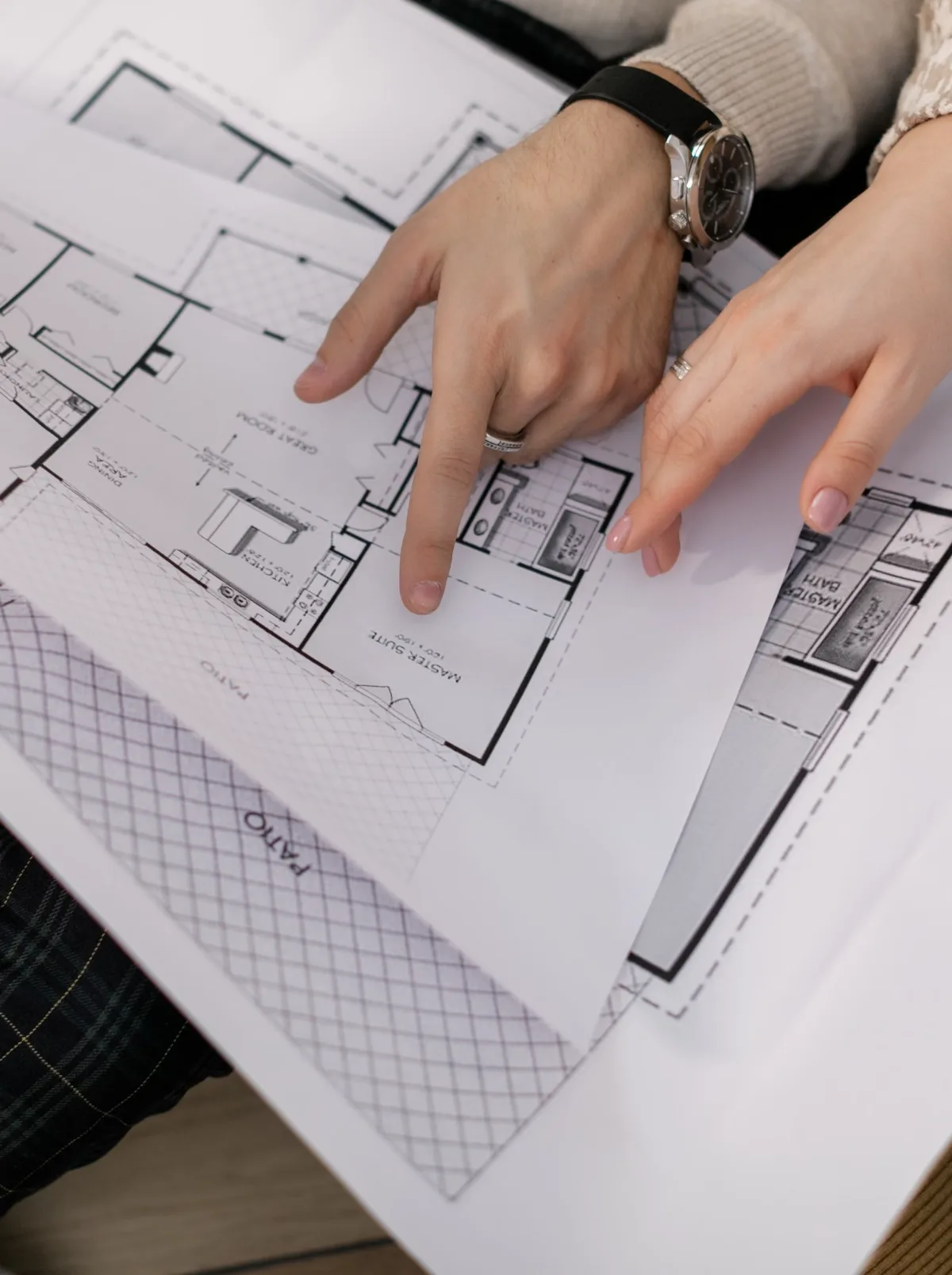 Profesionales revisando los planos de un proyecto inmobiliario
